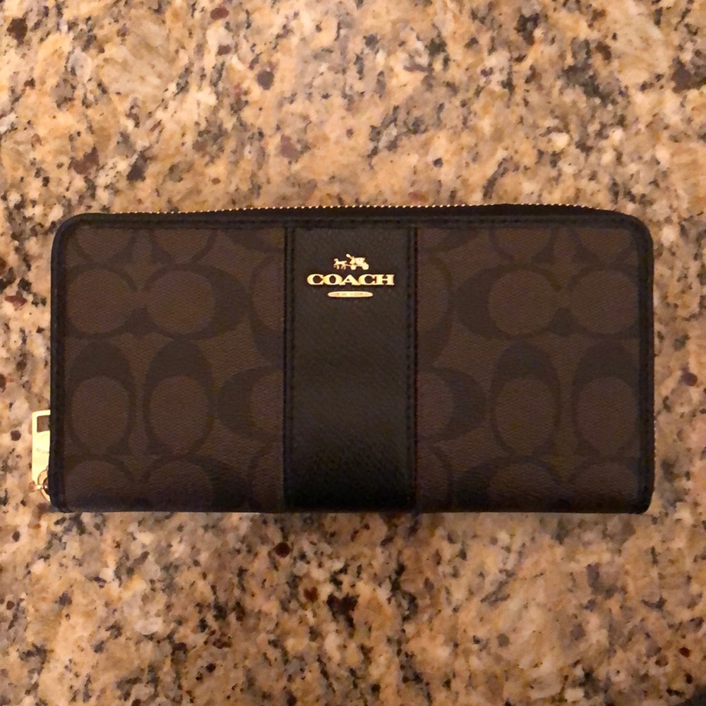 💞Coach Signature Accordion Zip Around Wallet